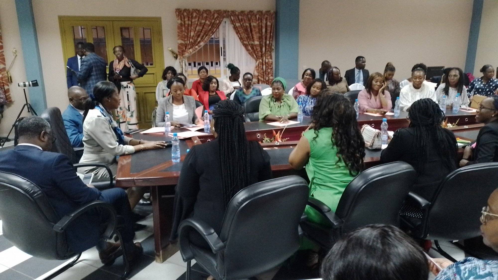 Mentoring politique de la femme gabonaise:Remise des attestations aux associations; Credit: 